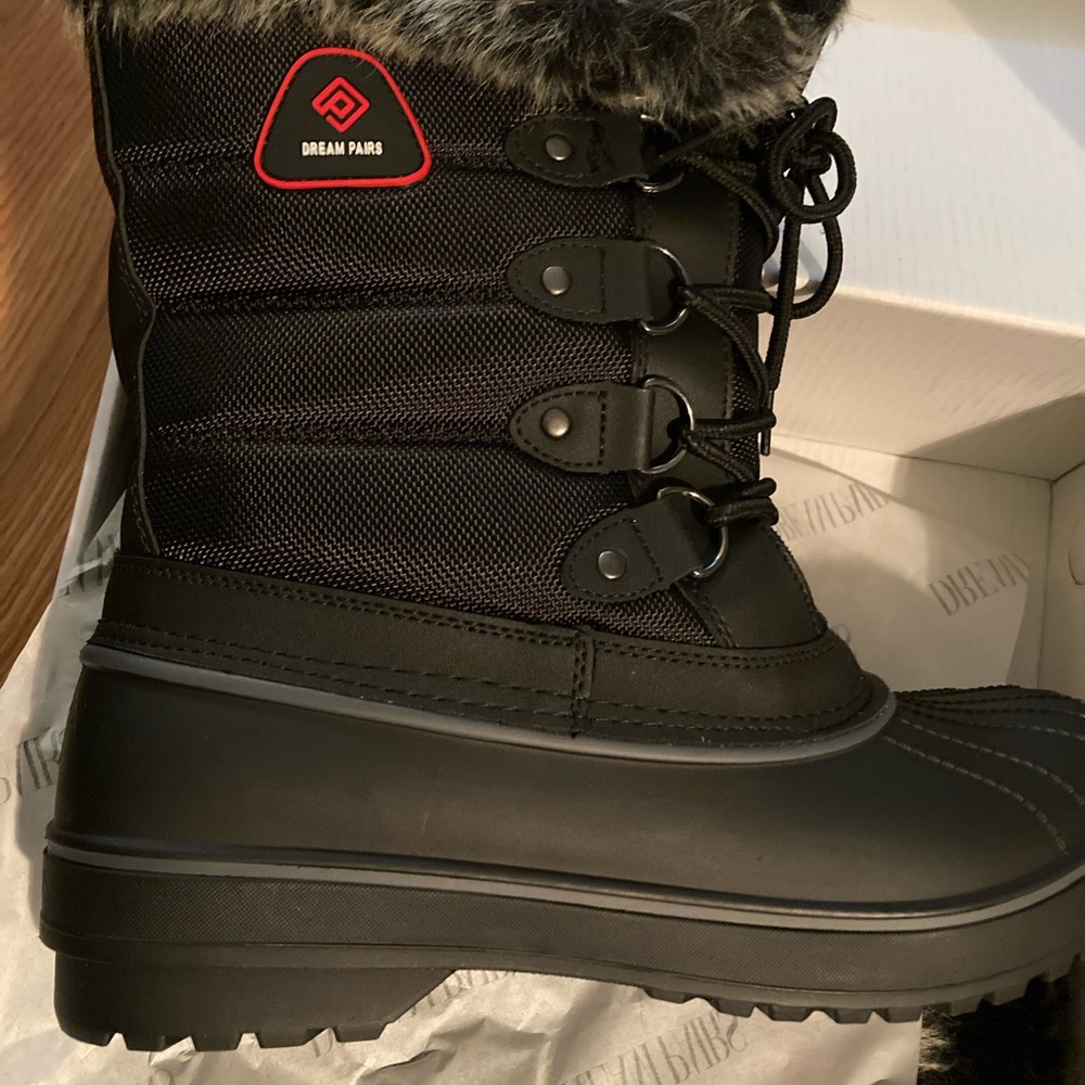 Dream pairs women’s snow boots with faux fur collar. ***NEW*** size 9